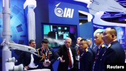 กองทัพอากาศไทยเข้าร่วมรับฟังการนำเสนอของอุตสากรรมการบินอิสราเอล ในงาน Singapore Airshow เมื่อ 21 ก.พ. 2024 (รอยเตอร์)