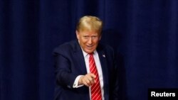 La orden no prohíbe comentarios sobre el juez Merchan ni el fiscal Alvin Bragg, pero sí prohíbe a Trump atacar a figuras clave en el caso como Michael Cohen y Stormy Daniels.