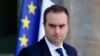 ARCHIVO - El ministro de las Fuerzas Armadas de Francia, Sébastien Lecornu, abandona el palacio presidencial del Elíseo después de la reunión semanal del Gabinete en París el 5 de marzo de 2025.