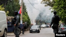 Miembros de las fuerzas especiales de la policía de Kosovo se mantienen atentos luego de los enfrentamientos con manifestantes serbios en el pueblo de Zvecan, el viernes.