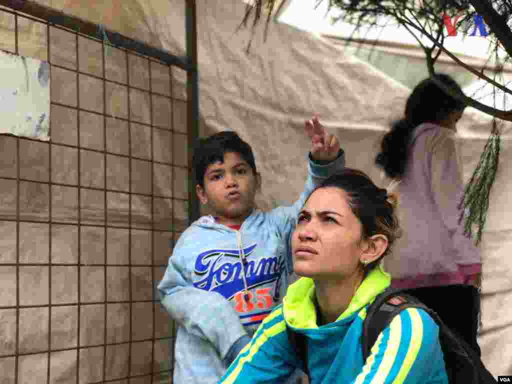 Stefany Zavala, madre venezolana, señala que pensó que fuera de Venezuela todo sería distinto. Sin embargo, asegura que en Perú no le dieron oportunidad de trabajo. Según dijo en ese país creen que todos los venezolanos son criminales o malas personas. "No todos los venezolanos somos iguales", afirma. (Foto: Alejandra Arredondo/VOA)