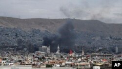 En esta imagen difundida por la agencia noticiosa oficial siria SANA, se observa humo después de un ataque en Siria.
