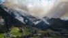 El humo se eleva desde un incendio que arde en las laderas de las montañas que rodean Nemocón, al norte de Bogotá, Colombia, el 23 de enero de 2024.