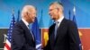 El presidente de EEUU, Joe Biden, y el secretario general de la OTAN, Jens Stoltenberg, se estrechan la mano durante un encuentro de la alianza en Madrid, España, el 29 de junio de 2022.
