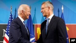El presidente de EEUU, Joe Biden, y el secretario general de la OTAN, Jens Stoltenberg, se estrechan la mano durante un encuentro de la alianza en Madrid, España, el 29 de junio de 2022.