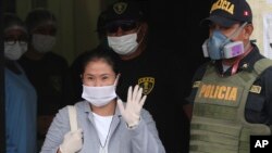 La dirigente opositora peruana Keiko Fujimori saluda a los reporteros a la salida de la prisión de mujeres de Chorrillos el 4 de mayo de 2020.