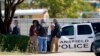 Agentes acuden a la escuela Timberview High School tras el reporte de un tiroteo en Arlington, Texas, el 6 de octubre de 2021. 