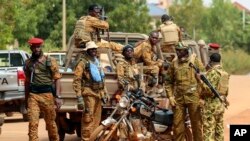 Le capitaine Ibrahim Traoré a signé en avril un décret de "mobilisation générale" permettant la réquisition des "jeunes de 18 ans et plus" pour lutter contre les jihadistes.