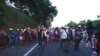 Una caravana de migrantes, en su mayoría centroamericanos, avanza por una carretera del estado mexicano de Chiapas rumbo a la frontera de Estados Unidos el 25 de octubre de 2021.