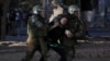 Oficiales de la policía detienen a un manifestante durante una protesta en Santiago, Chile, el sábado 7 de diciembre de 2019.