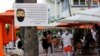 Una señal en la ciudad de Miami Beach informa a los clientes de un hotel sobre cómo protegerse con las máscaras para evitar el contagio en la pandemia de coronavirus.