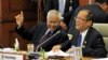 Philippine President Benigno Aquino (R) chats to Philippine Foreign Affairs Secretary Albert del Rosario (L) during the 9th Brunei-Indonesia-Malaysia-Philippines East ASEAN Growth Area (BIMP-EAGA), Apr. 25, 2013. 