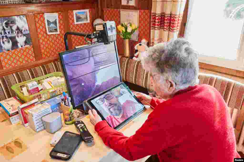 Gertrude Fatton, habla con su nieto Ismael luego de ser dada de alta del hospital tras enfermarse con la COVID-19, desde su casa en Le Locle, Suiza.