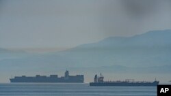 Vista del Clavel, a la derecha, uno de los buques enviados a Venezuela, navegando en aguas internacionales que cruzan el tramo de Gibraltar el 20 de mayo de 2020.