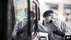 Un pasajero es examinado para detectar si tiene COVID-19 en un sitio de pruebas en el centro de convenciones en Providence, Rhode Island, Nueva York, el martes 1 de diciembre de 2020.