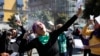 Perla Rosales, de 25 años, participa en una actuación en apoyo del derecho al aborto junto a la catedral en la Ciudad de México, el domingo 5 de enero de 2020.