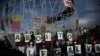 Mujeres sostienen letras que forman la frase "aborto legal ahora" durante una protesta por el derecho al aborto en Quito, el lunes 28 de septiembre de 2020.