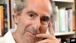 El escritor falleció en un hospital de la ciudad de Nueva York por una insuficiencia cardíaca congestiva, según confirmó su agente literario, Andrew Wylie. 