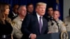 El presidente Donald Trump, en la foto con personal de emergencia y ciudadanos que ayudaron a las víctimas de la masacre en Las Vegas, estaría abierto a discutir una revisión de la política sobre accesorios para armas semiautomáticas que las convierten en automáticas. Oct. 4, 2017, in Las Vegas.