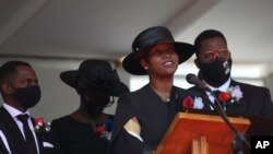 ARCHIVO - La exprimera dama haitiana Martine Moïse, acompañada de sus hijos, habla durante el funeral de su marido asesinado, el expresidente Jovenel Moïse, el viernes 23 de julio de 2021, en Cap-Haitien, Haití. 