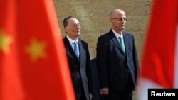 中国国家副主席王岐山在西岸城市拉姆安拉会晤巴勒斯坦总理哈姆达拉。（2018年10月23日）