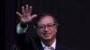 El presidente de Colombia, Gustavo Petro, saluda a su llegada a la reunión entre el gobierno, la cúpula guerrillera del Ejército de Liberación Nacional (ELN) y organizaciones civiles en Bogotá el 3 de agosto de 2023.
