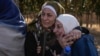 ARCHIVO - Dos mujeres cuyos familiares fueron encarcelados se abrazan afuera de la infame prisión militar de Sednaya, al norte de Damasco, Siria, el 9 de diciembre de 2024. 