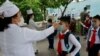 （资料照）朝鲜平壤金成柱小学学生6月23日接受体温检测。