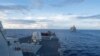 美国海军伯克级导弹驱逐舰“杜威”号在南中国海准备海上补给。（2017年5月19日）