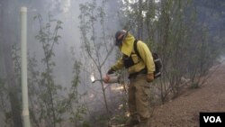 El departamento de bomberos de Guadalupe, en Arizona, reciben el apoyo de bomberos de otras partes de Estados Unidos que llegan para ayudar.