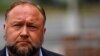 Familias de víctimas de tiroteo en escuela Sandy Hook de EEUU aceptan liquidación de Alex Jones