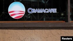 ARCHIVO- Un aviso de Obamacare en una oficina de venta de seguros médicos en el distrito San Ysidro de San Diego,California. 26-10-17. REUTERS/Mike Blake.