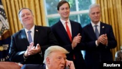 El presidente Donald Trump participa en una llamada tripartita con los líderes de Israel y Sudán para tratar los pasos iniciales de un acuerdos entre esas dos naciones, con la medición de EE.UU. el 23 de octubre de 2020.