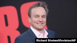 Chris Fenton, expresidente de DMG Entertainment, acaba de publicar el libro 'Alimentando al dragón: Dentro del multimillonario dilema que enfrentan Hollywood, la NBA y las empresas estadounidenses'.