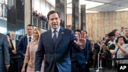 El secretario de Estado de EEUU, Marco Rubio, saluda a los funcionarios del Departamento de Estado, el martes 21 de enero de 2025, en Washington. 