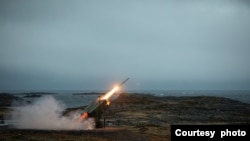 ARCHIVO - El Ejército noruego dispara un cohete de Sistema Nacional Avanzado de Misiles Tierra-Aire, o NASAMS, en Andoya, Noruega, el 10 de mayo de 2023, incluidos en una propuesta de venta de armas de 2.000 millones de dólares a Taiwán por parte de Estados Unidos.