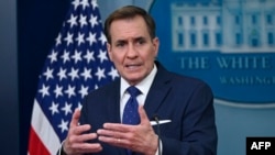 ARCHIVO: El portavoz de seguridad nacional de la Casa Blanca, John Kirby, habla en una conferencia de prensa diaria el 4 de abril de 2024.