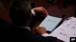 资料照：香港一名立法会议议员手持一本香港国安法。（2024年3月19日）