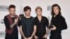 Desde la izquierda, Liam Payne, Louis Tomlinson, Niall Horan y Harry Styles, miembros de la banda británica One Direction posan con el premio Artista del año en los American Music Awards, el 22 de noviembre, en Los Angeles.