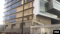 Personas a las afueras de una de las sedes de la agencia de inteligencia del gobierno venezolano, Sebin, en Caracas, después de la muerte del concejal Fernando Albán. Foto: Adriana Nuñez Rabascal.