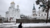 Una persona pasa junto a un monasterio dañado en Svyatohirsk, región de Donetsk, el 21 de noviembre de 2023, en medio de la invasión rusa de Ucrania.