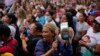 Una mujer golpea una cacerola durante una protesta de educadores para exigir al gobierno mejoras salariales y el pago de sus beneficios. Caracas, Venezuela, 9 de enero de2023. (AP Photo/Ariana Cubillos)
