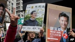 姚松炎和郑泳舜双方的支持者（2018年3月11日）。原立法会功能组别议员姚松炎出战九龙西选区，但以两千多票败给亲中的民建联的郑泳舜。