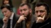 El presidente ucraniano, Volodymyr Zelenskyy, escucha durante una reunión con miembros de los medios de comunicación en las afueras de Londres, Gran Bretaña, el 2 de marzo de 2025.