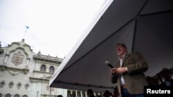 ARCHIVO - El presidente electo de Guatemala, Bernardo Arévalo, durante una protesta en apoyo de la democracia, en la Ciudad de Guatemala el 4 de noviembre de 2023.