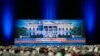 Carteles en el centro de presentación de informes de prensa antes del debate presidencial entre el candidato presidencial republicano Donald Trump y la candidata presidencial demócrata Kamala Harris, el lunes 9 de septiembre de 2024, en Filadelfia. 