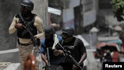 La policía trata de proteger a los residentes que huyen después de que las pandillas tomaron el vecindario Carrefour Feuilles, en Puerto Príncipe, la capital de Haití, el 15 de agosto de 2023.