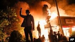 Manifestantes protestan por la muerte del afroestadounidense George Floyd frente a un restaurante de comida rápida en Minneapolis el 29 de mayo de 2020.