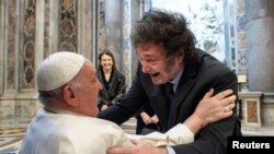 El presidente de Argentina, Javier Milei, saluda al papa Francisco en una misa de canonización de la primera santa argentina, María Antonia de Paz y Figueroa, también conocida como "Mama Antula", el domingo 11 de febrero de 2024. 