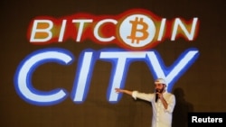 El Bitcoin entró en vigencia en septiembre de 2021 como segunda moneda legal. Su uso sigue siendo limitado. 